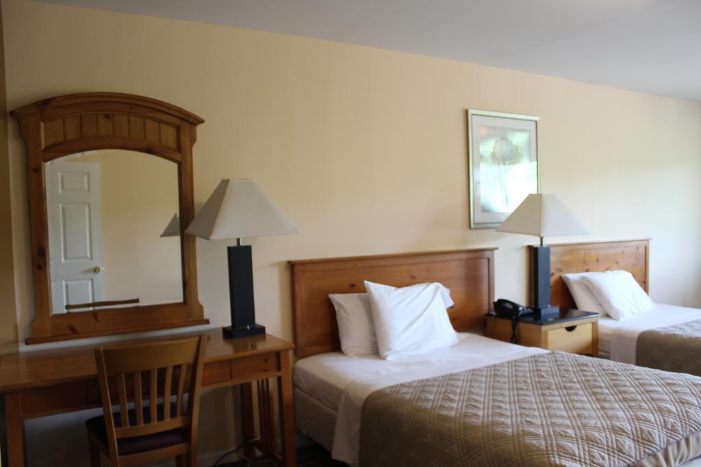 Berkshire Travel Lodge Canaan Екстер'єр фото