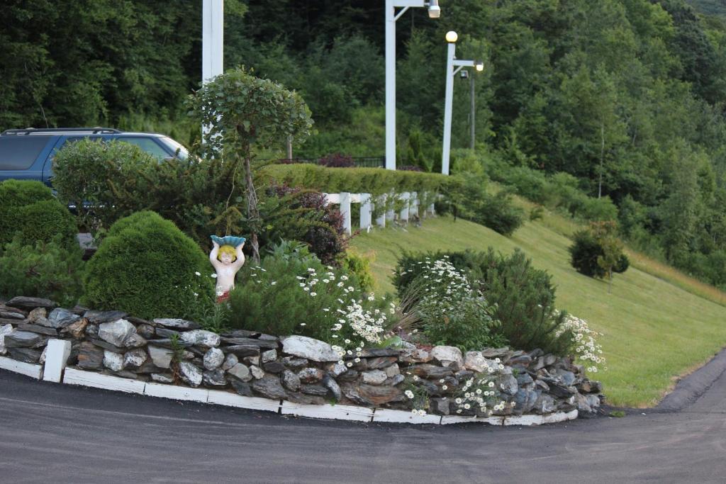 Berkshire Travel Lodge Canaan Екстер'єр фото