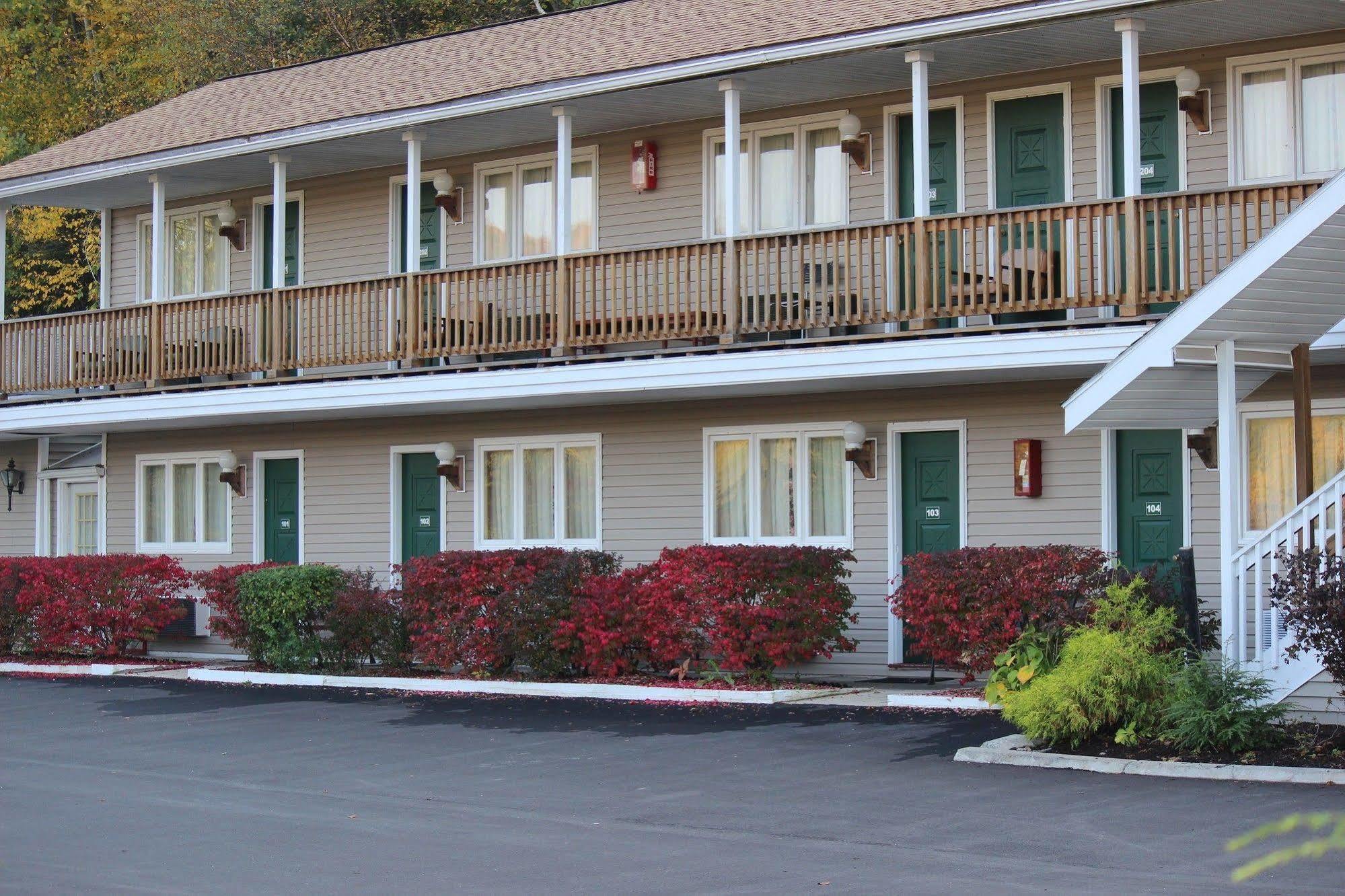 Berkshire Travel Lodge Canaan Екстер'єр фото