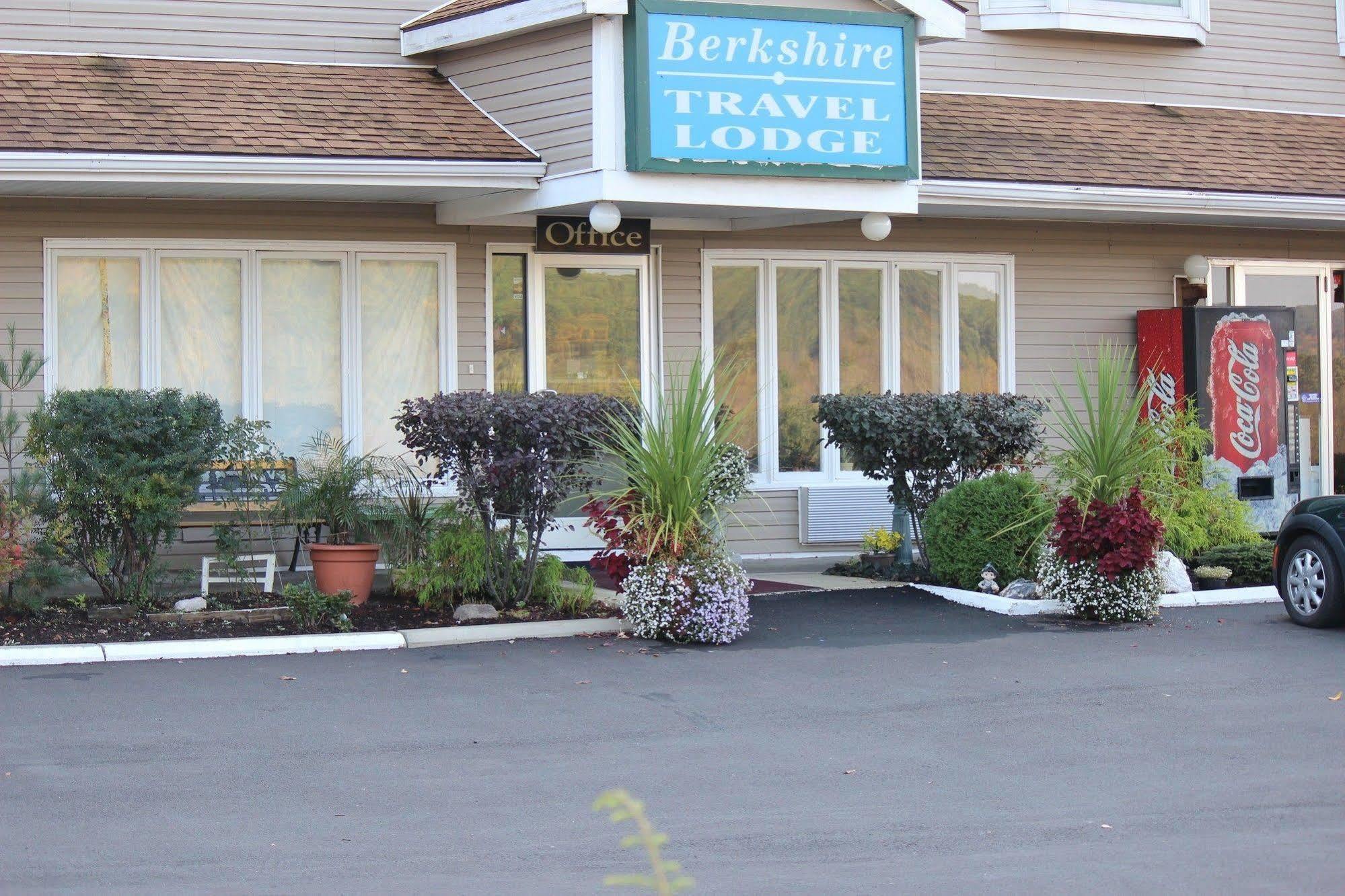 Berkshire Travel Lodge Canaan Екстер'єр фото