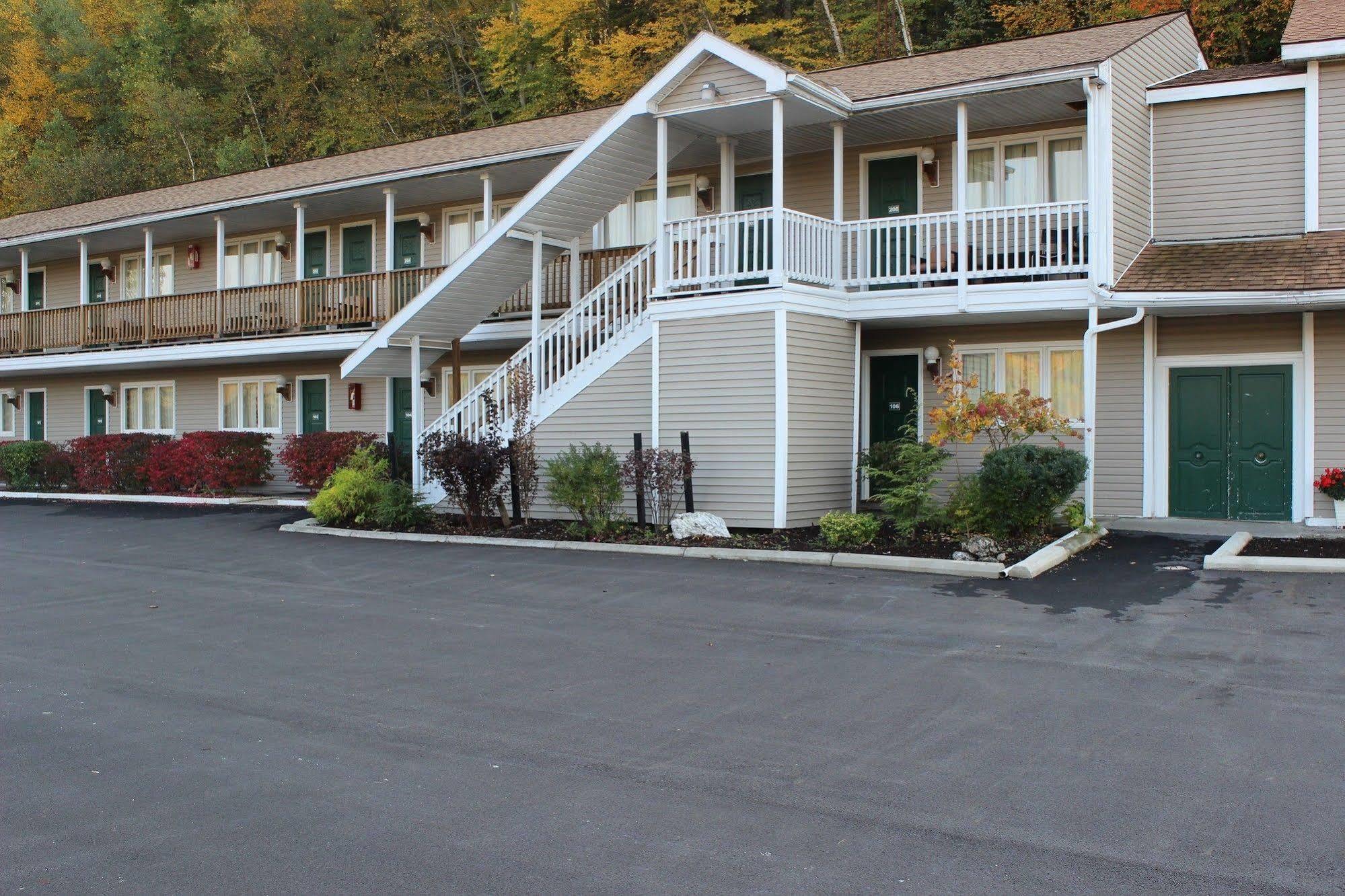 Berkshire Travel Lodge Canaan Екстер'єр фото