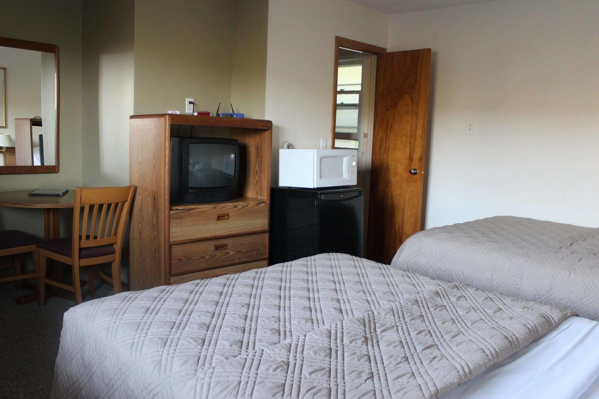 Berkshire Travel Lodge Canaan Екстер'єр фото