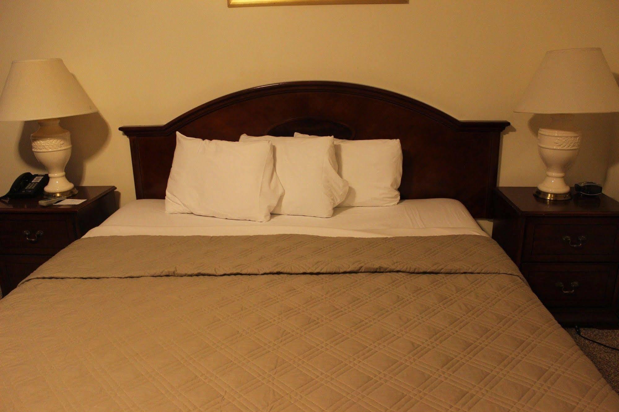 Berkshire Travel Lodge Canaan Екстер'єр фото