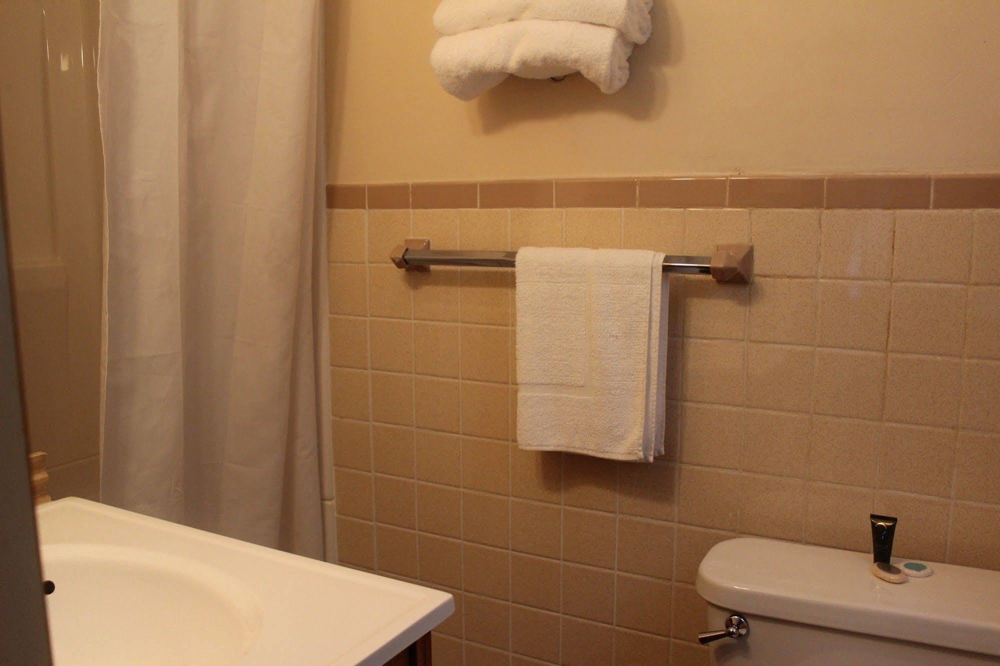 Berkshire Travel Lodge Canaan Екстер'єр фото