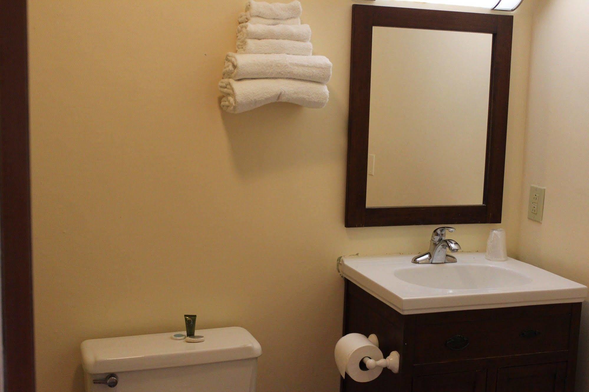 Berkshire Travel Lodge Canaan Екстер'єр фото