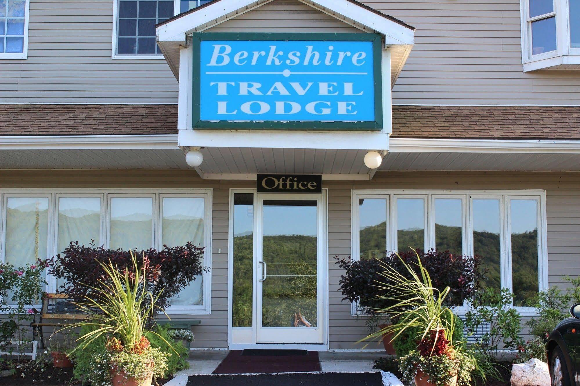Berkshire Travel Lodge Canaan Екстер'єр фото