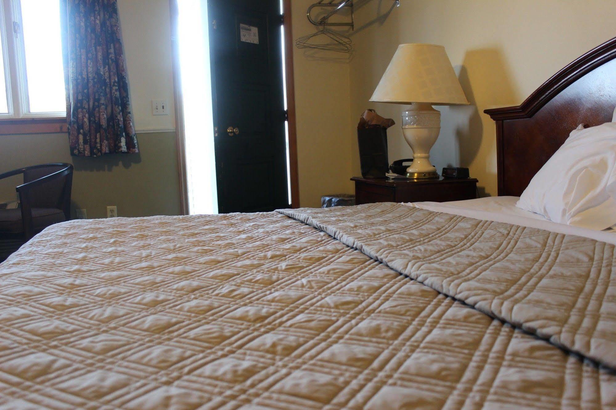 Berkshire Travel Lodge Canaan Екстер'єр фото