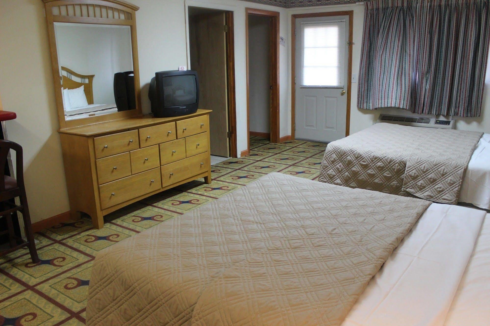 Berkshire Travel Lodge Canaan Екстер'єр фото