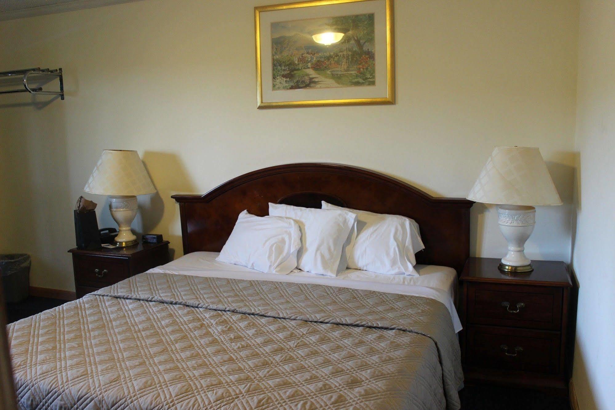 Berkshire Travel Lodge Canaan Екстер'єр фото