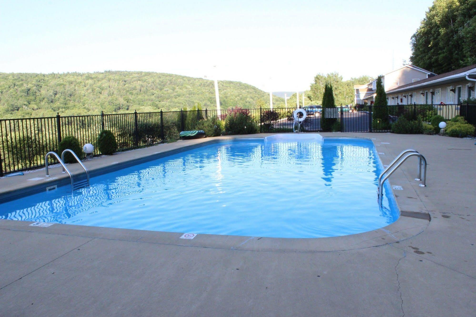 Berkshire Travel Lodge Canaan Екстер'єр фото